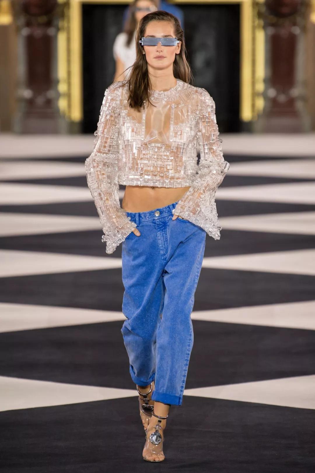 2020流行什么颜色的衣服,今年最流行的衣服颜色是什么颜色