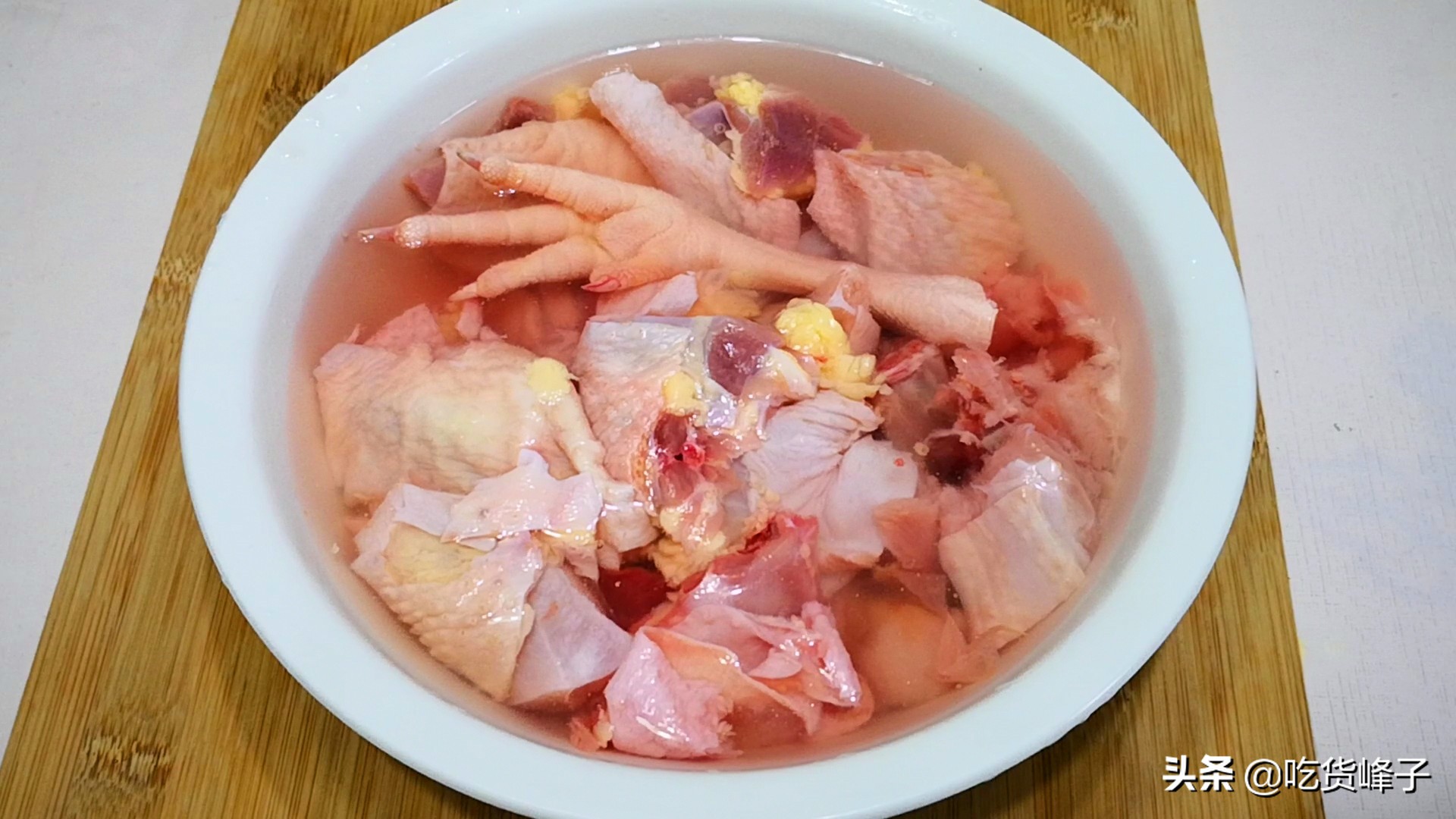 炖鸡时有人烧水有人直接炖,炖鸡时有人先焯水