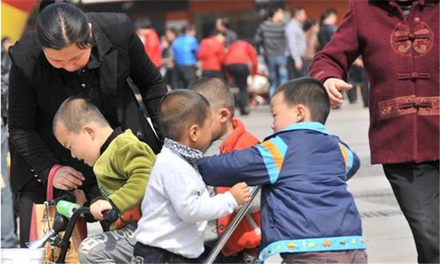 儿子拿棍子打亲妈怎么教育,儿子被妈妈用棍子挨打