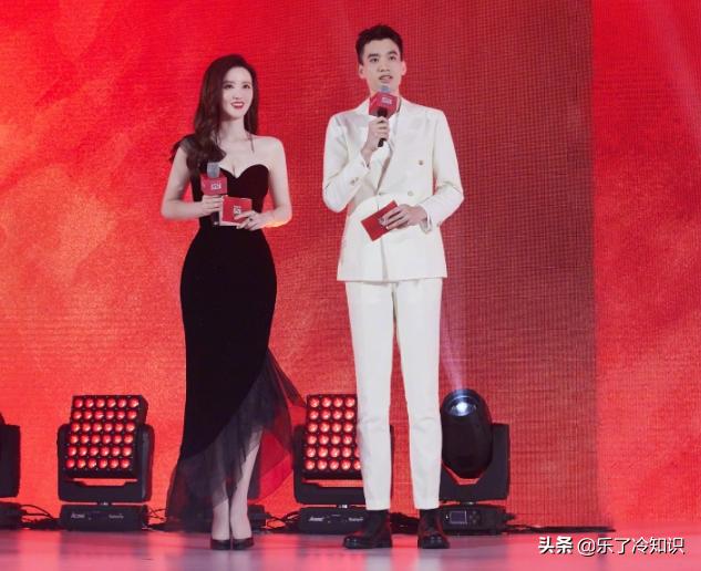 张萌走红毯肩带意外断开,张萌红毯掉肩带