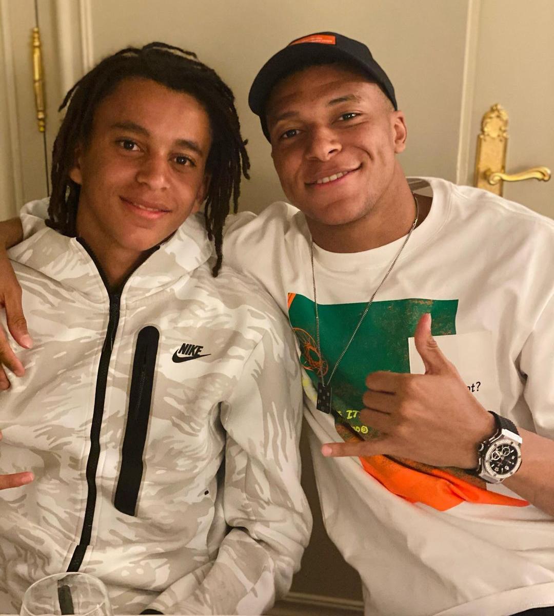 男人有多爱钻石？来看C罗的手腕