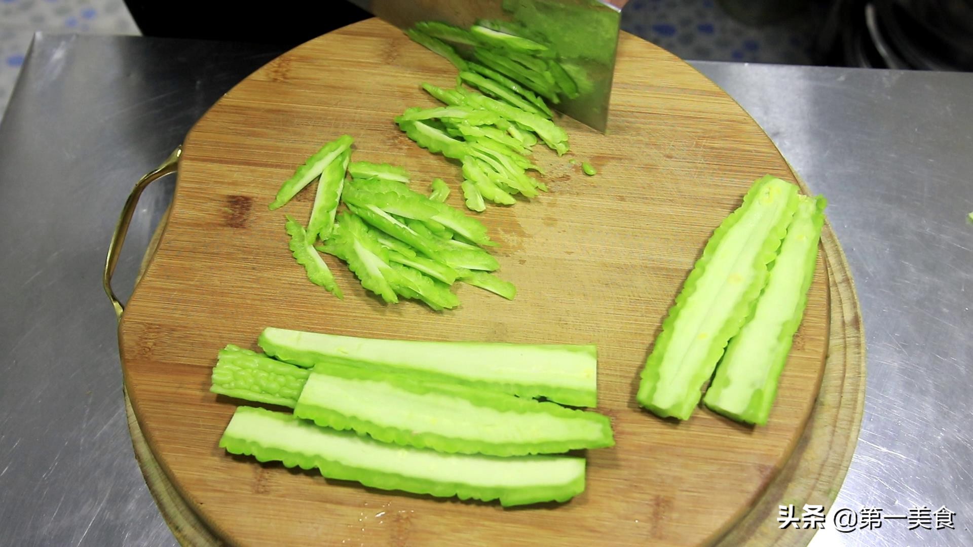 苦瓜煎鸡蛋苦瓜需要用水焯一下吗,厨师苦瓜炒鸡蛋的做法