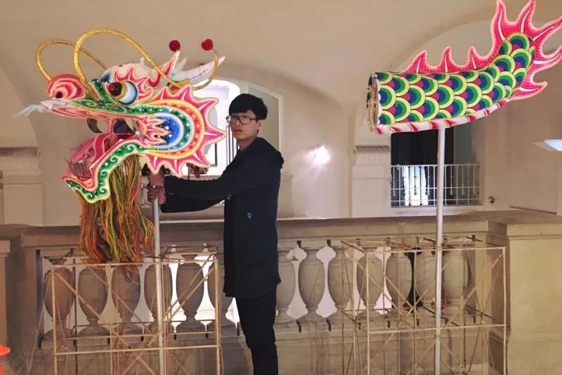 中国人烧给死人的纸扎,被法国博物馆收藏,老外:中国人太浪漫了