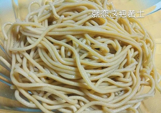 低脂零添加荞麦面皮好吃又筋道,纯荞麦面条的做法怎么和面可冷冻