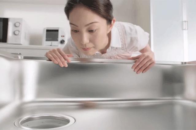 家里下水道堵塞发臭，别用开水冲！教你1个小技巧，再也不发愁