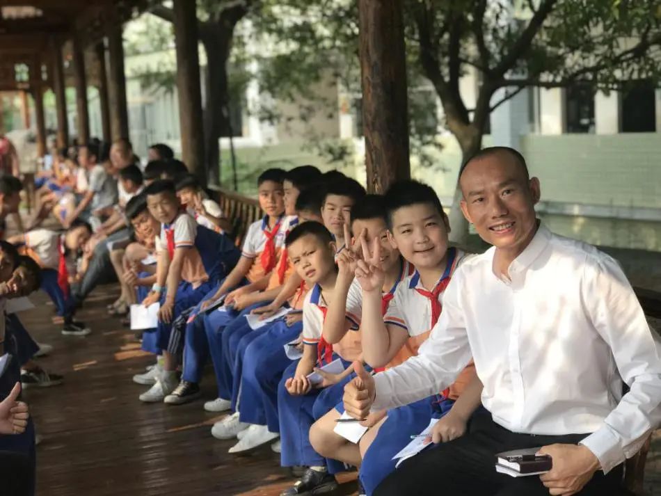 越秀|扶贫路上的越秀人,体育名师周活新:用爱与责任,在粤黔两地搭一座桥