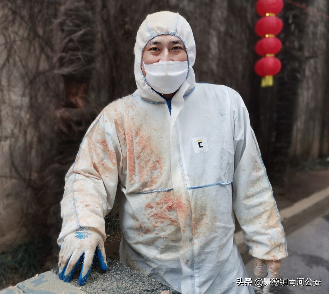 每切一块冻猪肉，就像下了一场猪肉味儿的雪