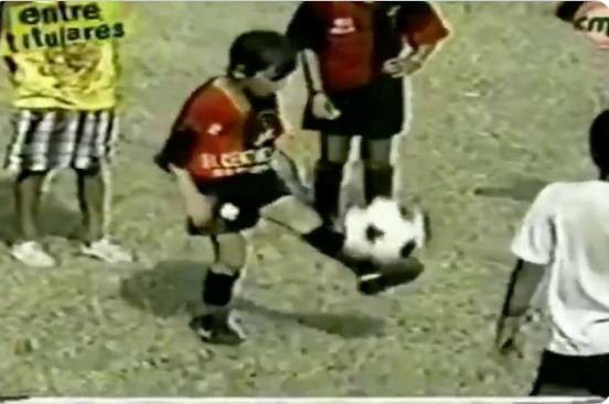 梅西复刻经典！脱衣致敬马拉多纳！但胸前复古广告惹了麻烦