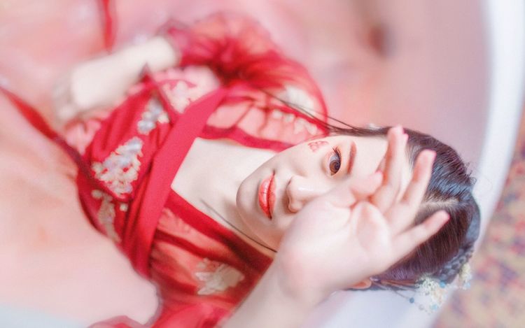 越爱你越和你保持距离的星座男,爱情里越爱越深的三大星座男