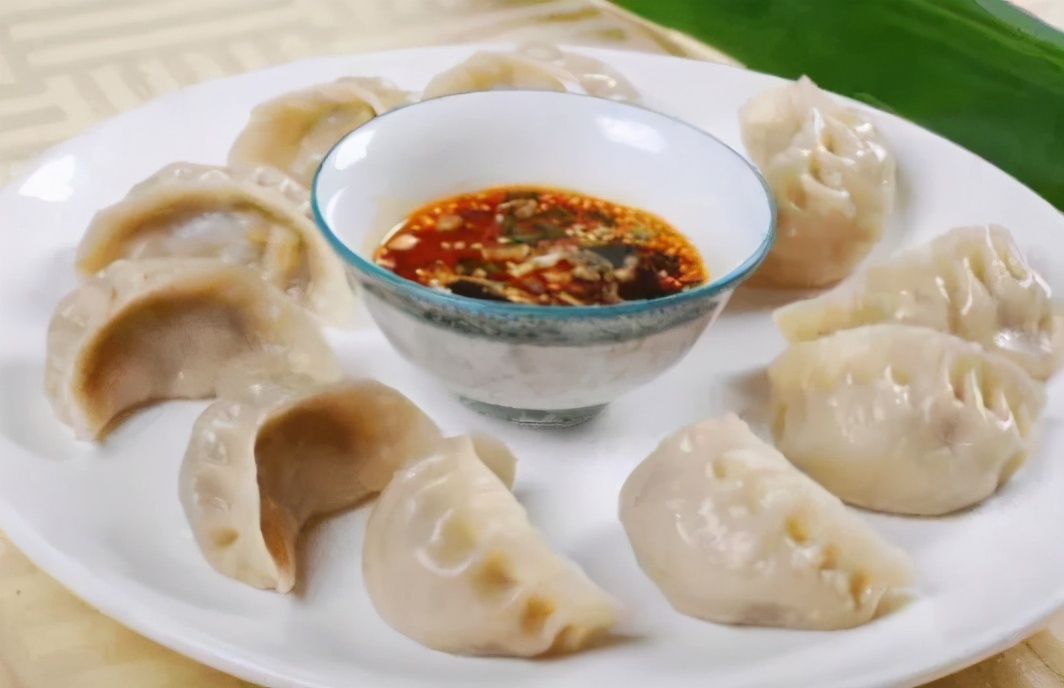 蒸饺要用开水还是凉水和面,蒸饺用冷水还是热水和面好