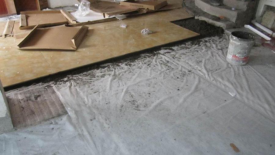 铺地暖的地砖非要刷瓷砖背胶吗,师傅说地砖刷背胶