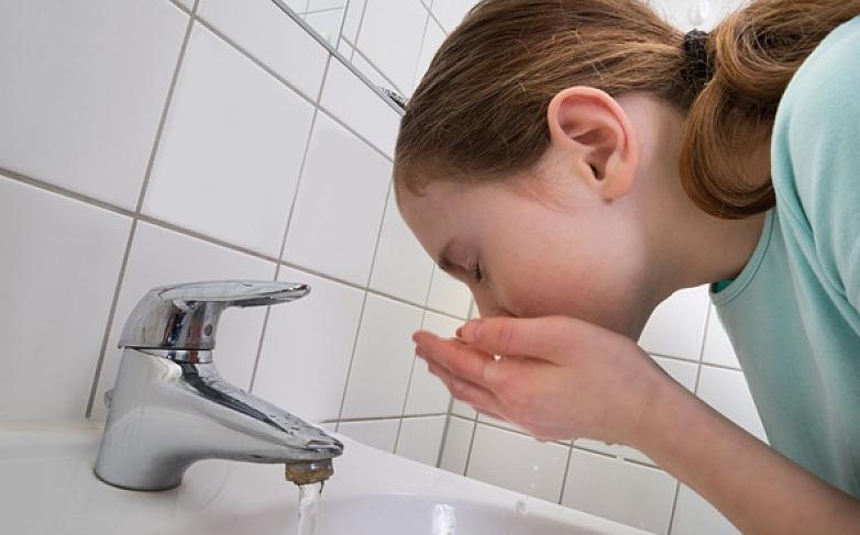 热水和冷水哪个洗脸容易长痘,热水洗脸和洗面奶洗脸哪个好