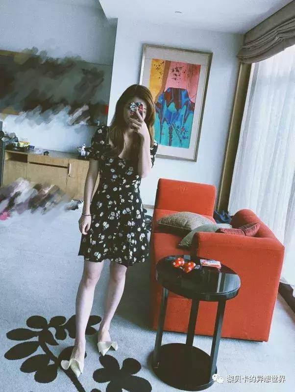 她们穿的连衣裙,她们穿的花裙子