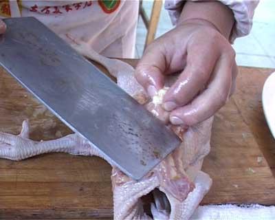 最详细鸡爪焯水剔骨教程,整鸡去骨正宗做法