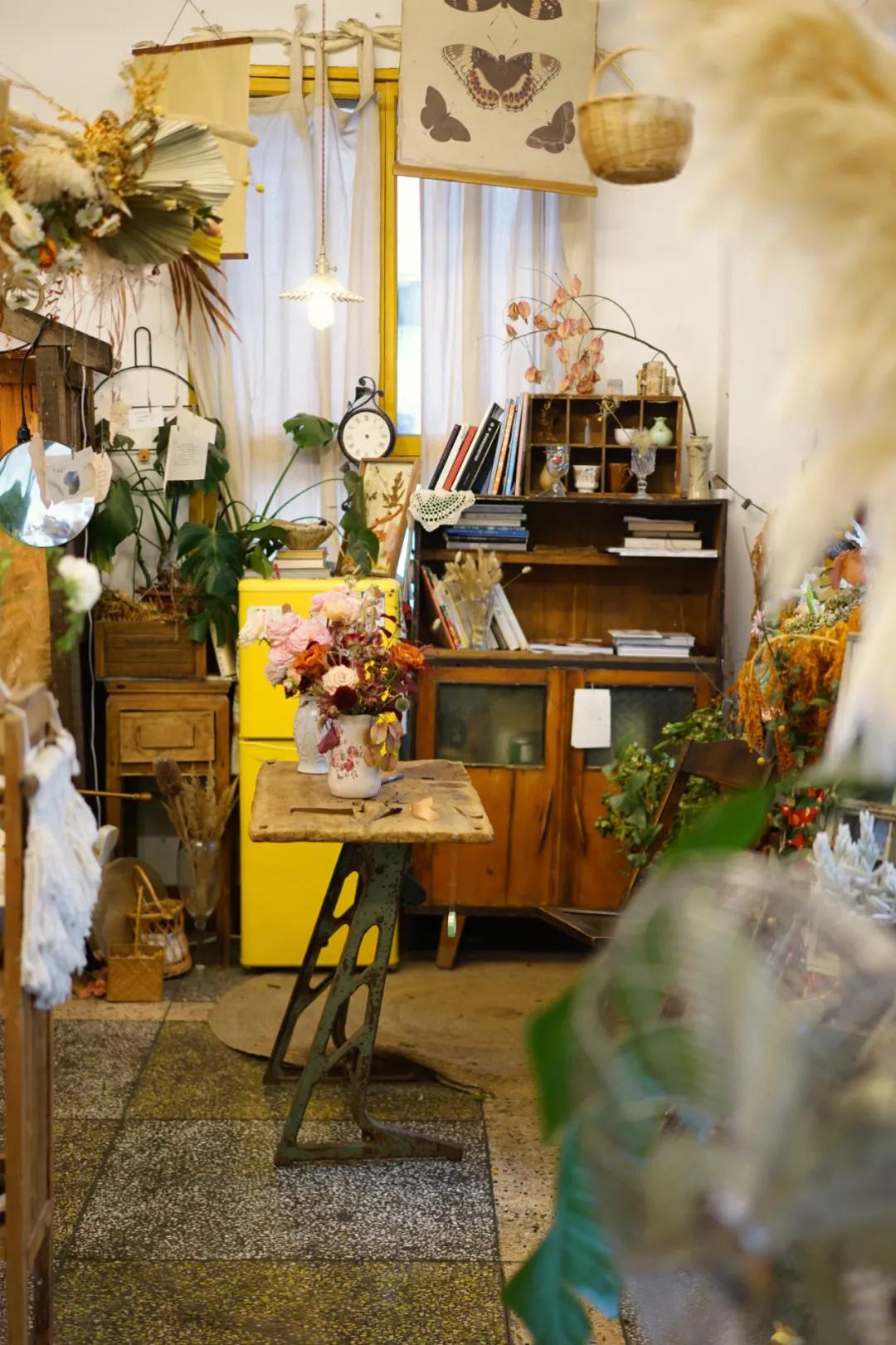 成都两个小姑娘开的老房子花艺杂货铺，外地游客不远千里专程打卡