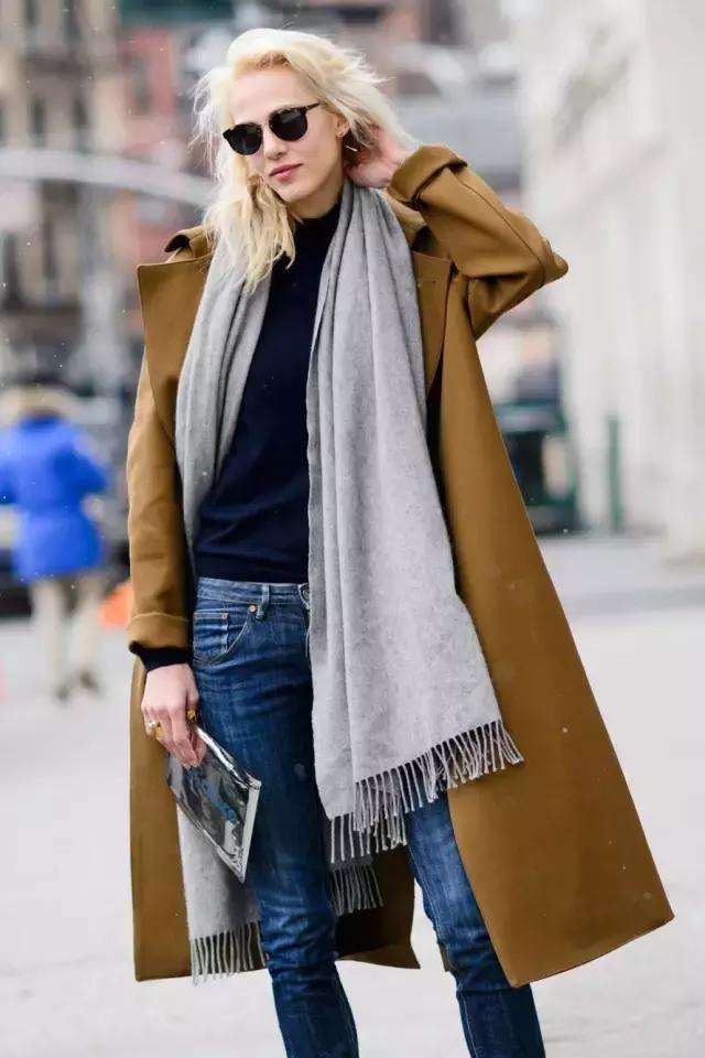 围巾怎样系秒变内搭,围巾自己织的怎么系