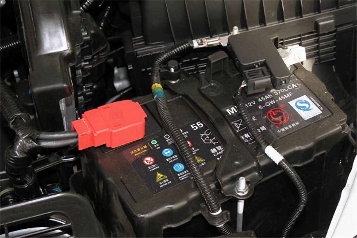 给汽车电瓶搭电器,给汽车电瓶搭电注意事项