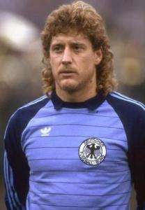 足坛十大恶人第一名毁掉一代球王,世界足坛十大恶人第一名