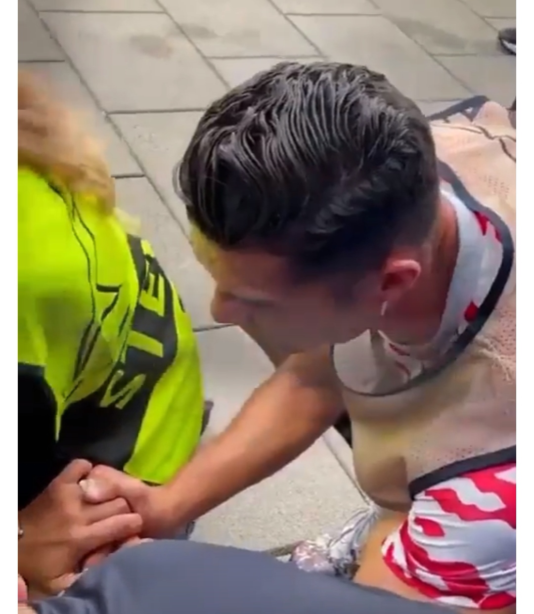 她被C罗击中：我醒来几乎躺在C罗怀里，他握着我的手在我脸上抚摸