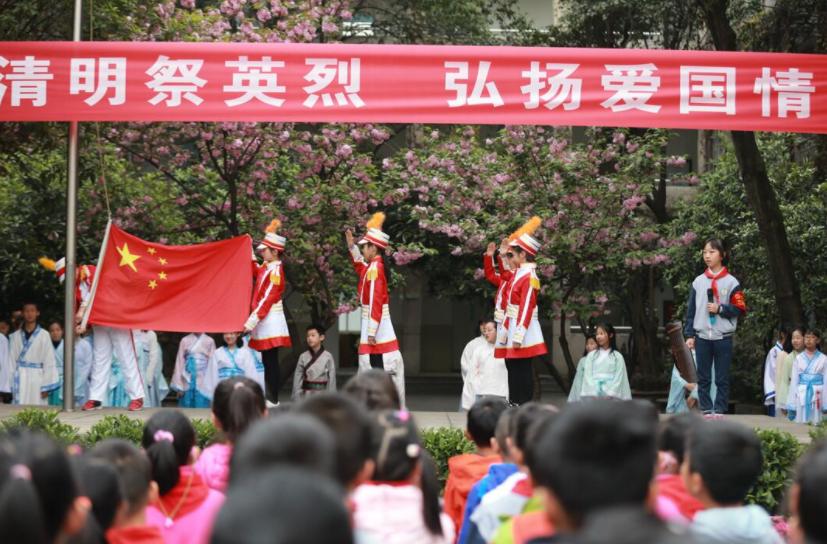 校长不让学生穿汉服进学校违法吗,校长不让学生穿耐克进学校