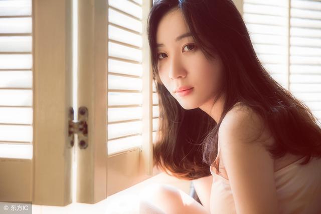 小说：她怀孕后离家六年，如今开发布会强势归来，却被继妹砸场子