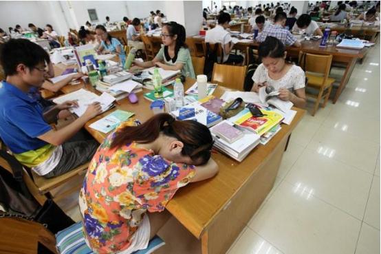 一张清华大学的偷拍照走红,清华大学生被偷拍