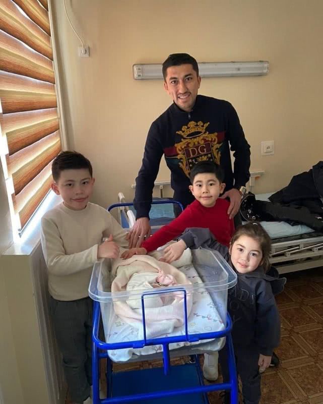 中超第一亚外喜得千金！娇妻罕见出镜，新赛季欲再获新约