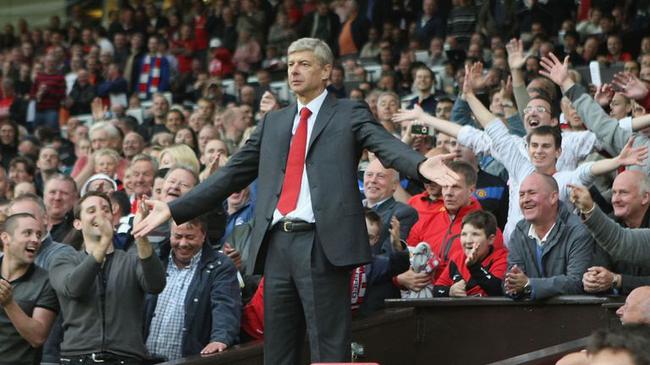 站在观众席上的足球教练温格,温格被罚到曼联看台观众视角