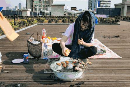 趁着午休两小时，他们在天台上组了个jió盆烤肉趴