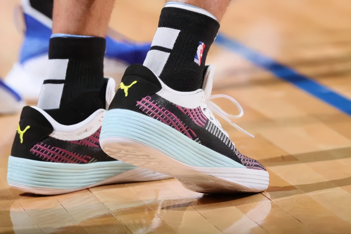 nba球星上脚安踏野球帝联名鞋,安踏携欧文新配色亮相