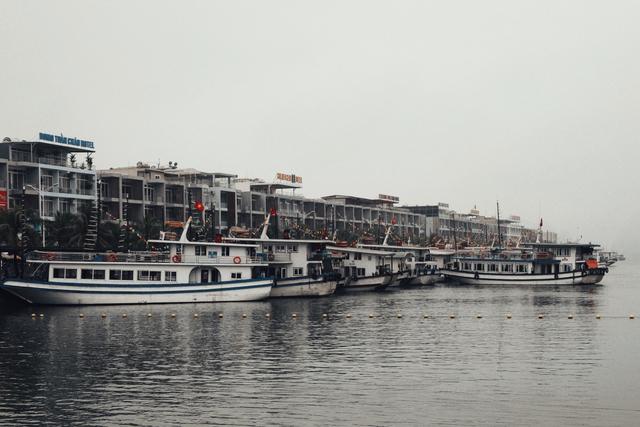 这里虽然风景如画人们生活的却很凄惨没日没夜的追着大船讨生活