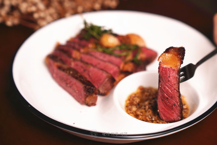 煎牛排大火会糊吗,煎牛排温度高黄油糊了