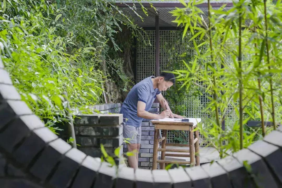 这才叫生活！山中3年他建了一个漂亮小院，活的比年轻人还酷！