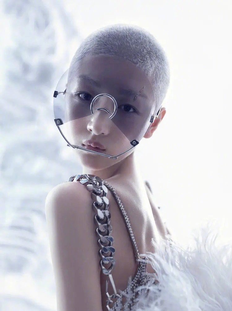 周冬雨这套搭配格外休闲时髦,周冬雨寸头造型时尚搭配秘籍