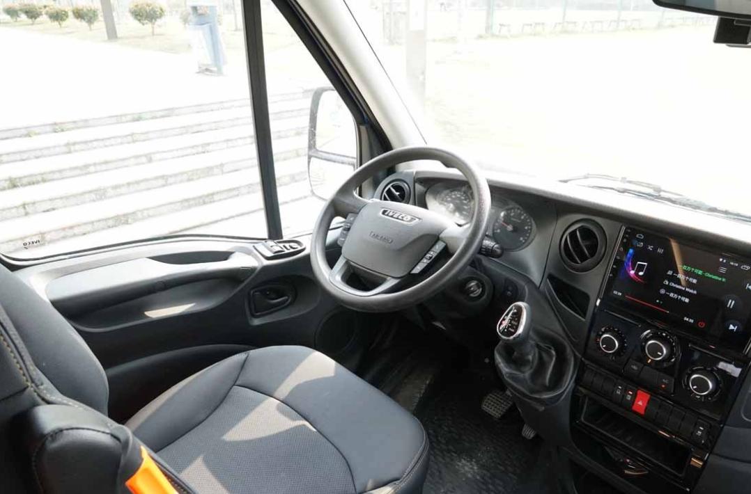 凤凰上途C1双拓旗舰版可住6人的“蓝精灵”48V20度电水电高配