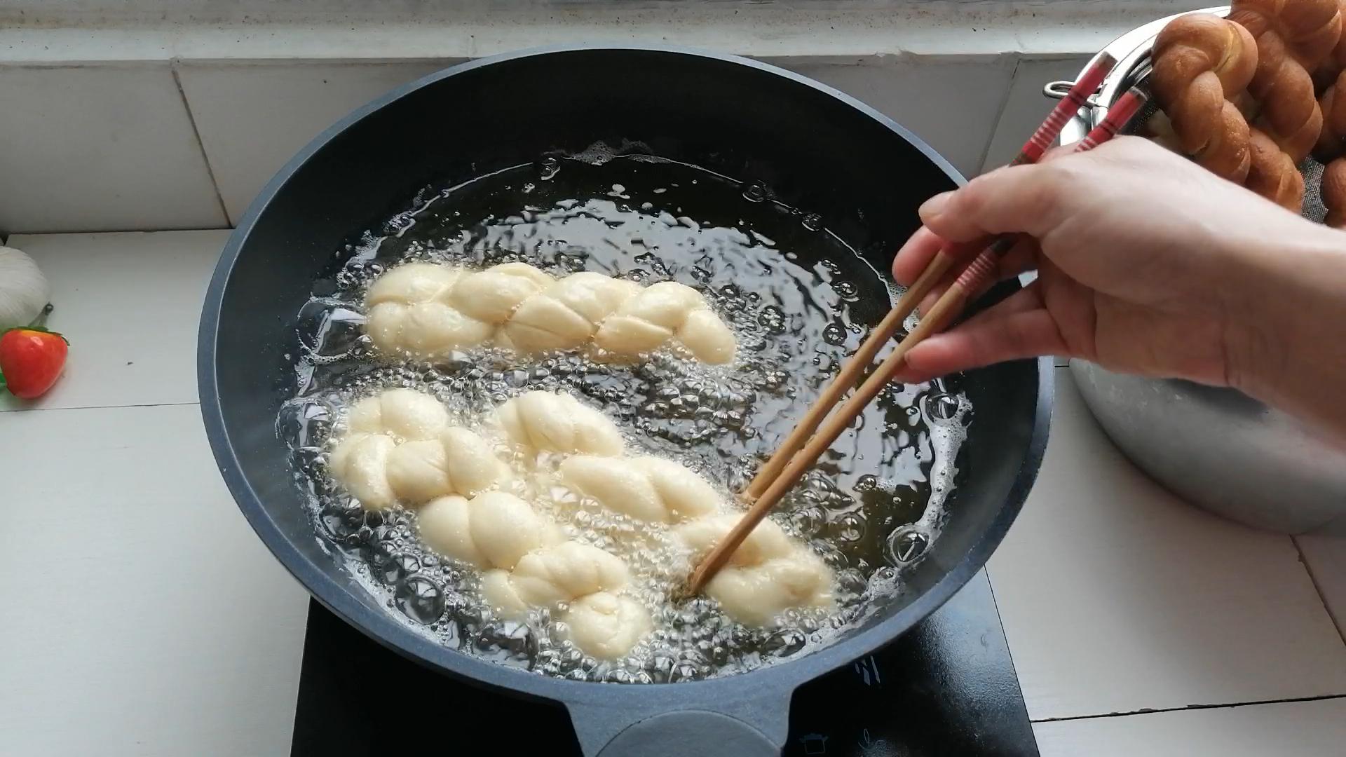 奶香蜂蜜麻花的家常做法,蜂蜜麻酱饼的家常做法
