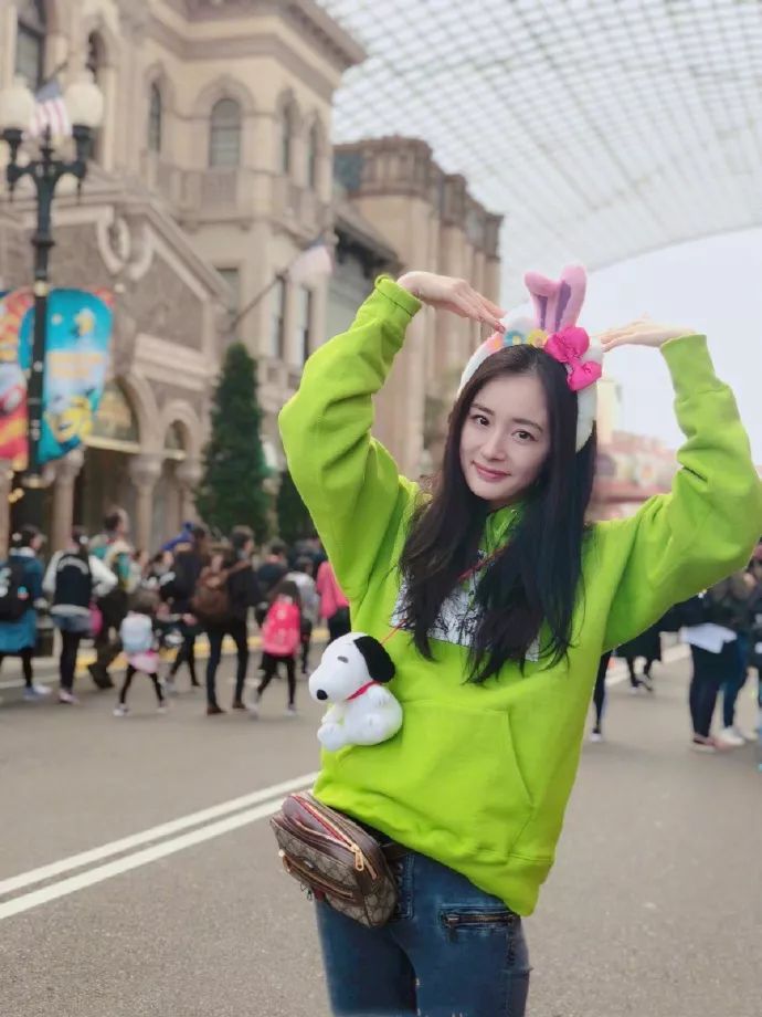 毛衣和卫衣哪个时尚一点好,卫衣与毛衣哪款好看