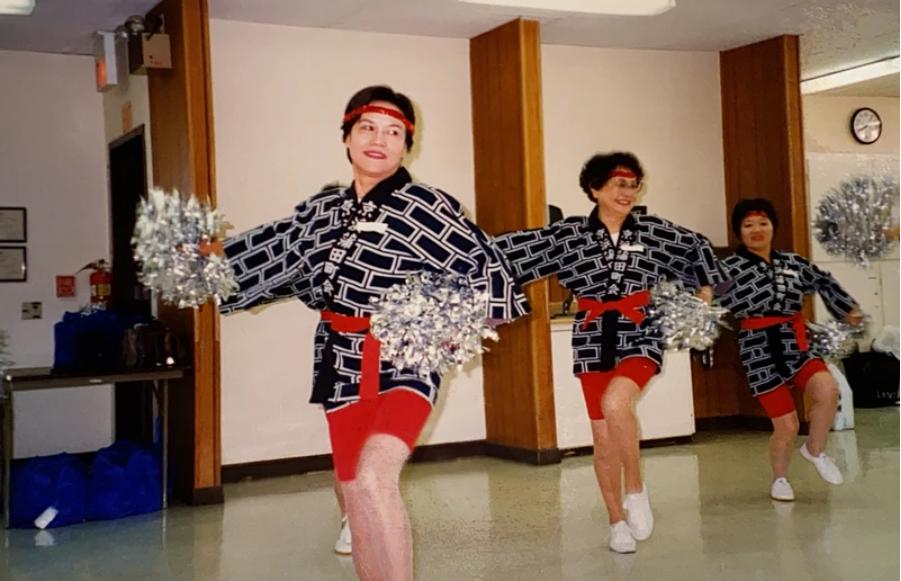 89岁后空翻，日本银发啦啦队的“不老年生活”