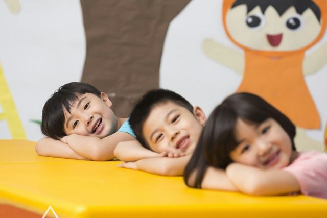 孩子被老师打以后家长的正确做法,娃被人打是告诉老师还是打回去