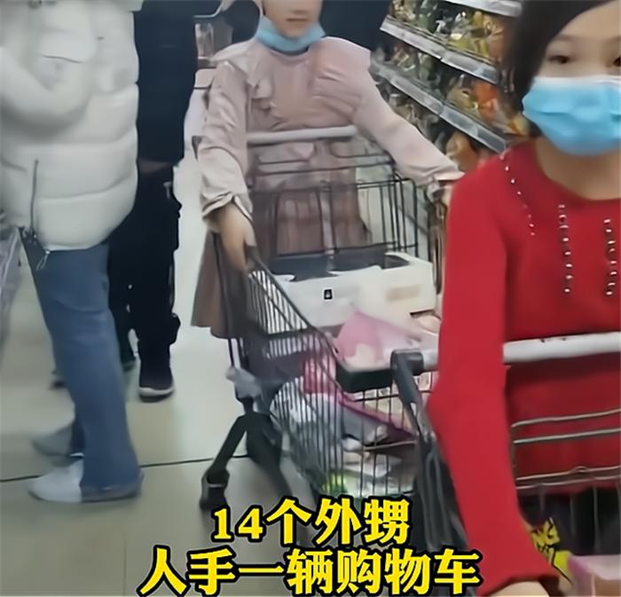 土豪舅舅带外甥购物,舅舅带14个外甥逛超市结账时细节