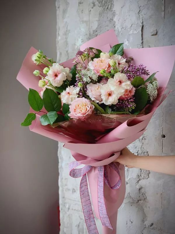 在花园里和鲜花为伴,在花店与鲜花为伴