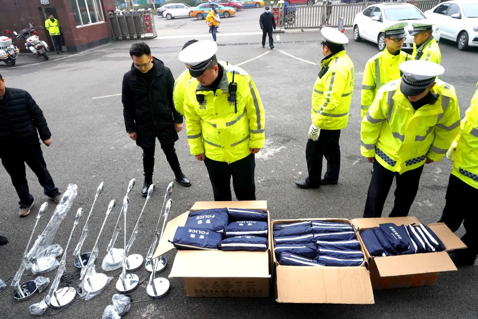 爱心企业送清凉慰问交警暖人心,爱心企业送温暖慰问一线交警