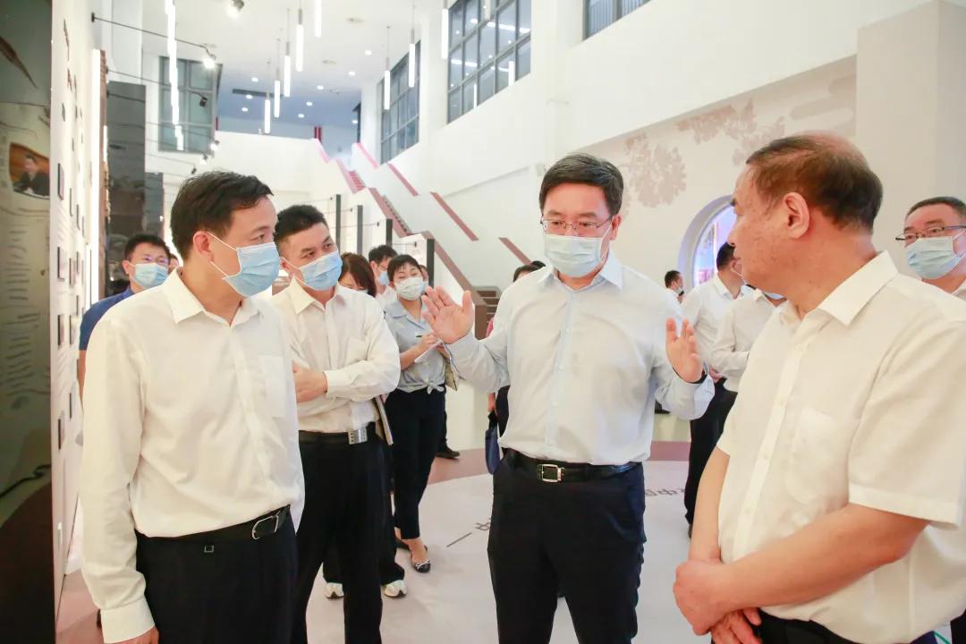 萌娃、萌宠纷纷抢镜!今年高考作文,深圳学生躺赢?