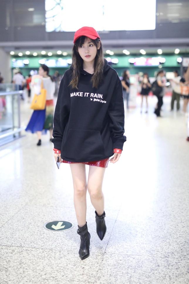 卫衣短靴今年秋冬最in穿搭,带帽卫衣配光腿神器短靴秋冬