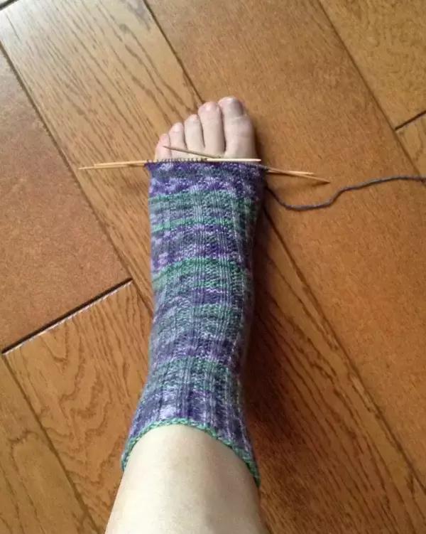 珊瑚绒线织袜子教程简易,如何编织冬天袜子教程