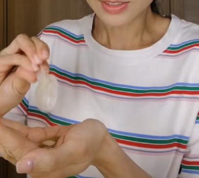 嘴唇干裂有细纹?看李若彤分享的护唇方法,砂糖加点“油”好滋润