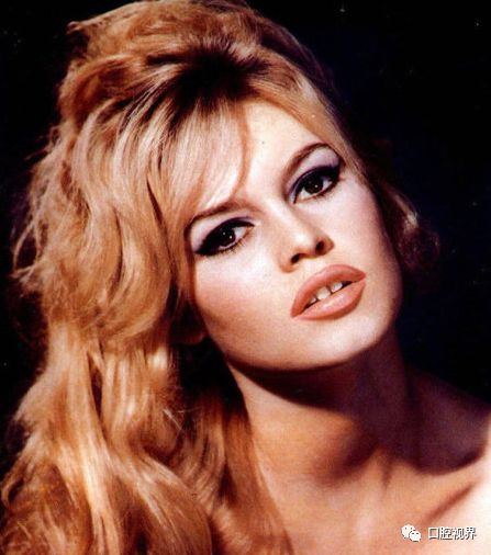 听说牙缝太大难看又露财，您给看看这牙缝还有救吗？