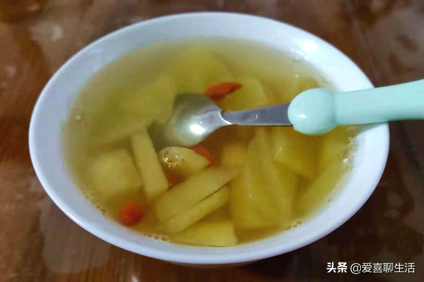 孩子适合喝的苹果水做法,老人小孩喝的苹果汁怎么做