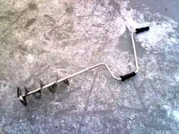 冬季冰钓钓深还是钓浅,冬季冰钓如何找鱼窝