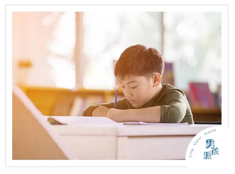 13岁的孩子作业拖拉磨蹭怎么教育,下班后还得教孩子写作业
